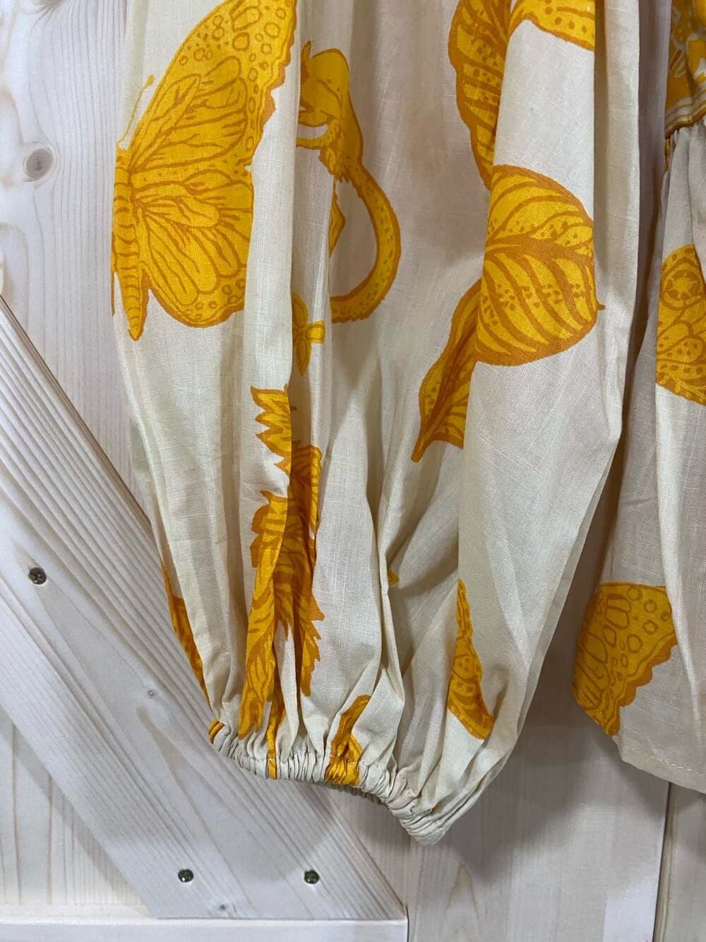 Banana Republic Linen Balloon Sleeve Wrap Top in Yellow Butterfly Print medium - Picture 10 of 10